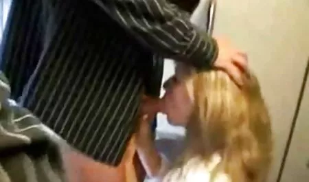 مرهف فاسق امرأة على استعداد لاتخاذ الحيوانات المنوية سكس محارم تحميل في فمها