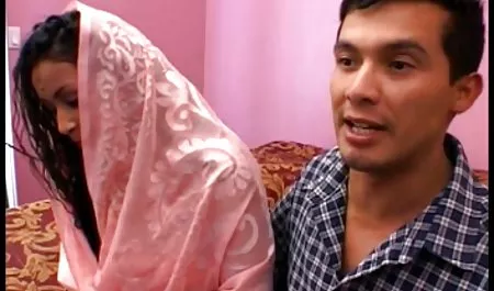 أربعة رفاق على سكس محارم حمام العاهرة الجميلة