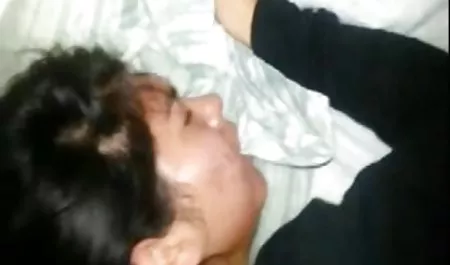 امرأة سمراء نحيلة يلعب مع سكس نار امهات نفسها