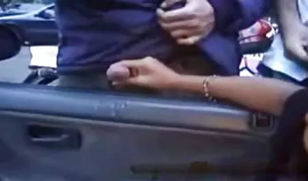 ماكياج سمراء شواذ محارم خنثى بالإصبع الديك أمام الكاميرا