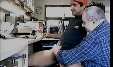رجل مدهون له العاهرة وإدخال سكس محارم بالحمام زب