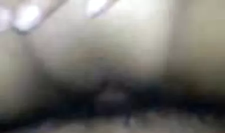 محلية الصنع الثلاثي مع اثنين من الفتيات و الرجل xnxx روسي محارم على أريكة مشرق