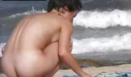 الذين يصلون في غرفة الفندق ، الرجل بلطف يضع صديقته على السرير و سحب قبالة لها الرطب سراويل ، محارم سكس xnxx يبدأ في مداعبة فرجها ثم تحول على بطنها ، يدخل لها من وراء