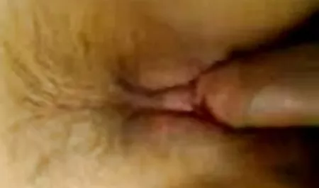 رجل بالإصبع له الدهون الديك قرب على أرضية محارم سك خشبية الخلفية