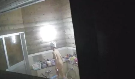 في البداية هذه اثنين من سكس امهات على السرير الجمال والدهون رقيقة تداعب بعضها البعض وأصبح متحمس. ثم انضم الرجال منهم و أظهر لهم قام أعضاء