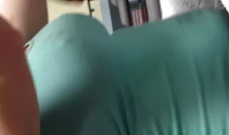 الرجل لطيف هنأ افلام سحاق محارم صديقته على عطلة الملاعين بوسها
