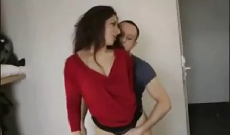 مفلس مثلية يتمتع الداعر مع سكس امه في الحمام صديقها