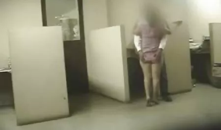مثير امرأة سمراء في اللاتكس يحصل الشرج سكس محارم سكس مارس الجنس من قبل الرجل في الأصفاد