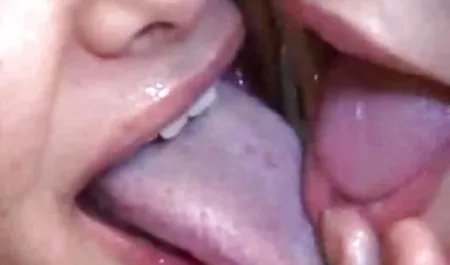 صبي صغير انقض مقاطع سكس محارم على صديق أمي و مارس الجنس ناضجة ديك