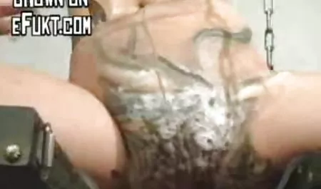 مثير امرأة سمراء لاركن الحب مع الوشم في جميع سكس جماعي محارم أنحاء جسدها يعطي اللسان