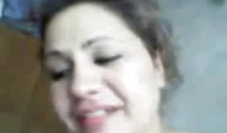 الشوارب رجل اللمحات في الأسود كس سكس محارم حار والفم
