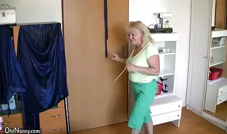 الشقراوات قد أعدت سكس طياز محارم من اجل الجنس مع الذكور ، بطلاء الأظافر و ينتظرون الحلو كوني